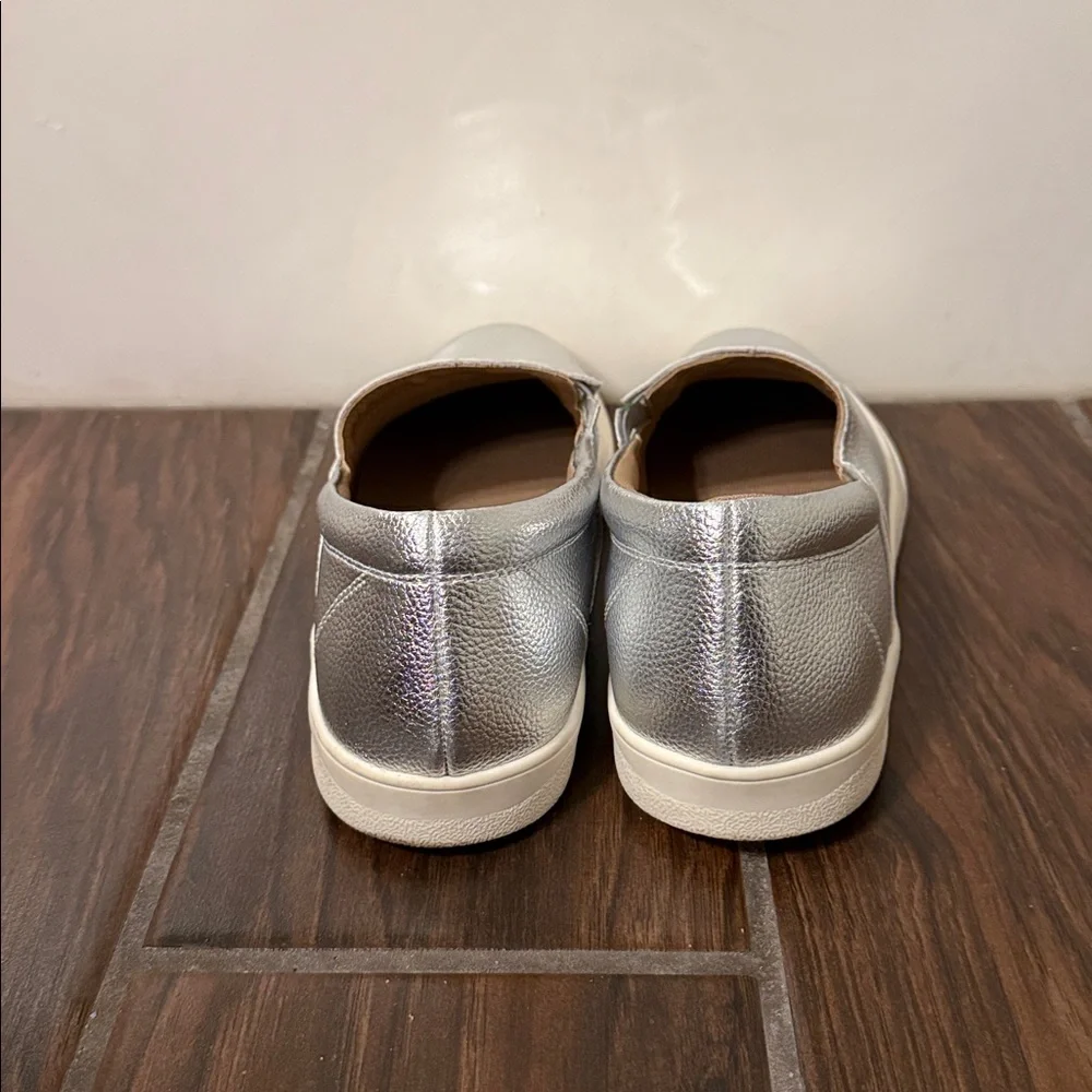 Blondo Giavana Silver Waterproof Shoes - Picture 10 of 11